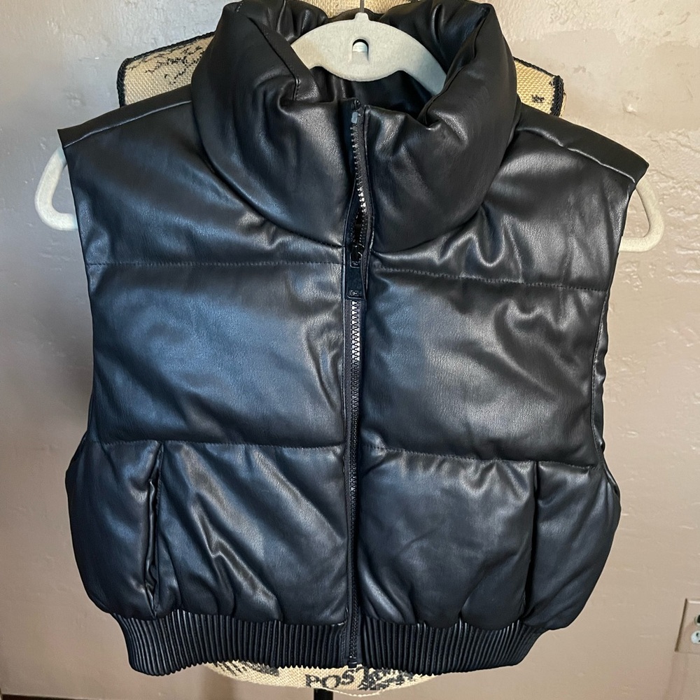 Ci Sono Black Quilted Puffer cropped style Faux Leather look vest Size Small